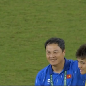 kaiyun.com-满眼欣赏！中国球迷老熟人李云在赛后与李昊交流，上演宠溺摸头杀